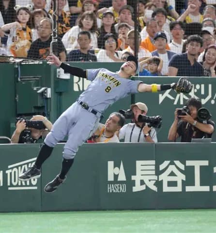 阪神・佐藤輝明が好守連発　マウンドの村上も感謝　三邪飛を続けてキャッチ