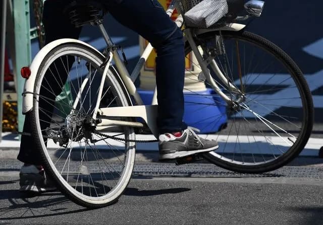 自転車にはサイドミラー装着を義務付けるべきでは？🤔