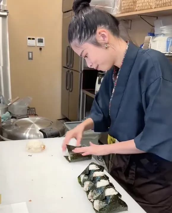 【動画】美人女将が素手で握るおにぎり屋ｗｗｗｗｗｗｗｗｗｗｗｗｗ