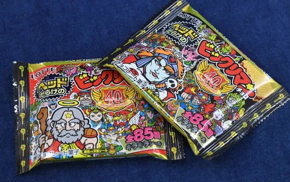 【画像】愛国者さん「オマケだけ取って食品捨てる中国人許せん！」→人気漫画家「それ、ビックリマンチョコやん」