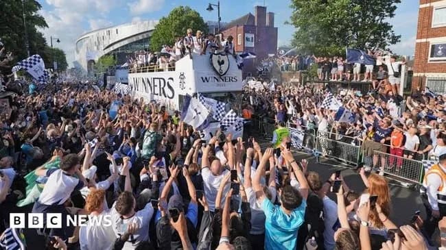 トッテナムさん(降格寸前17位)、ELで優勝しただけなのに盛大な優勝パレードを敢行してしまうwww