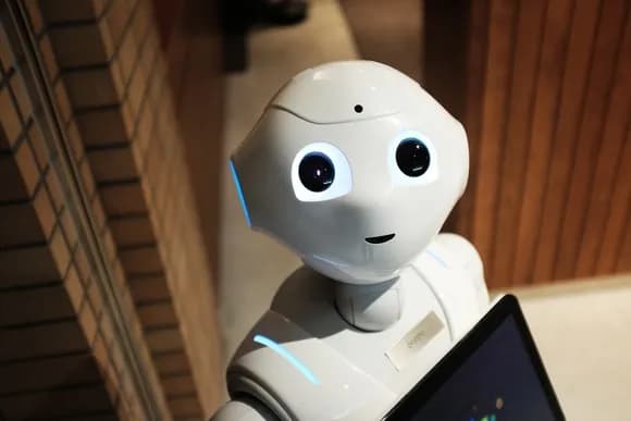 【悲報】ChatGPT5、人間味のないロボットのように変わり果ててしまい絶望する人続出・・・・・・・・