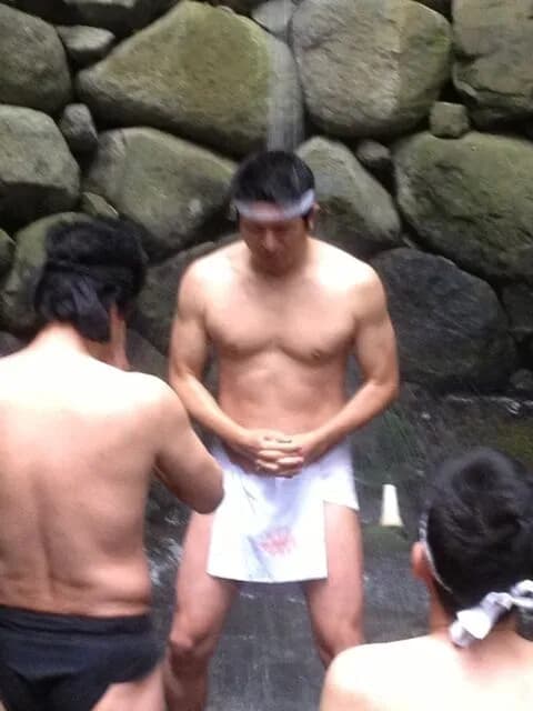 【画像】神谷宗幣さん、脱いだら結構マッチョ💪