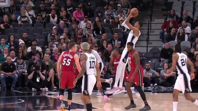 【画像】最近のバスケ、超巨人がジャンプしながら3Pしまくる模様