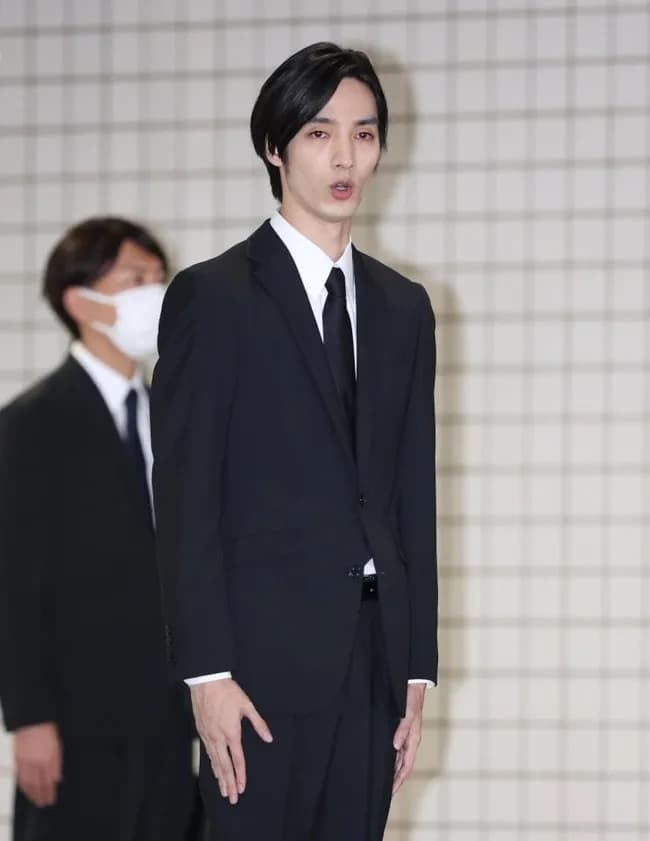 清水尋也被告、保釈　警察署玄関で懺悔　１０秒以上頭下げる　黒スーツで「ファンの皆様を裏切る形となり反省しております」
