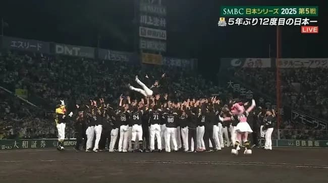 ソフトバンク・小久保監督　９度宙を舞う　５年ぶり１２度目の日本一で歓喜の胴上げ