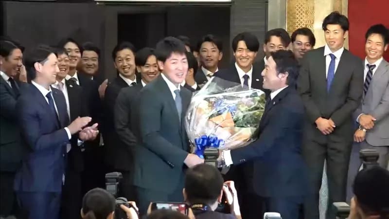 岡本、花束贈呈されるWWW