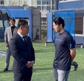 侍ジャパン井端監督がDeNA2軍施設「DOCK」を訪問！　牧秀悟選手、山本祐大選手があいさつ
