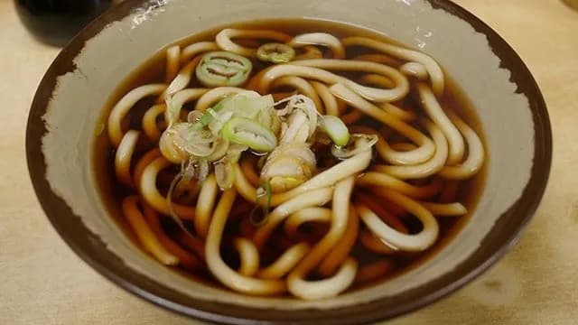 【悲報】関東のうどん、真っ黒&塩分過多で不健康　やっぱり薄味の関西風が大正義