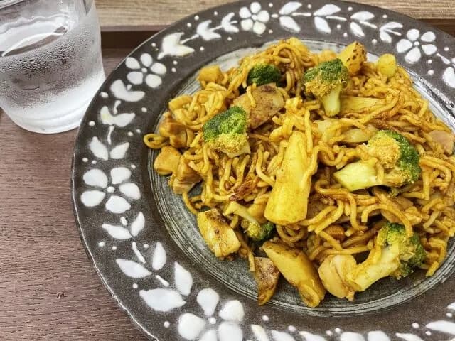 カレー焼きそばとかカレーチャーハンって意外とないよな