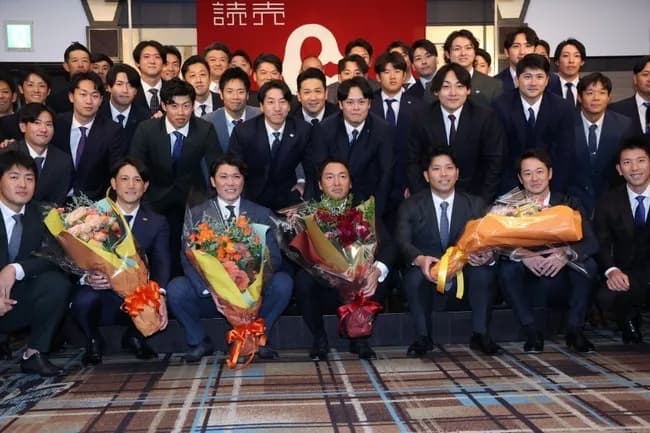 長野久義の引退会見、坂本ら約50人がサプライズ登場　思わずツッコミ「来すぎじゃない？」