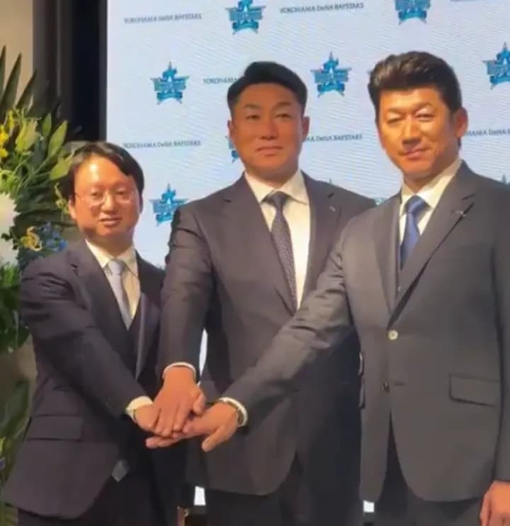 DeNA、三浦大輔前監督の退任会見&相川亮二新監督の就任会見を開催　背番号81は相川新監督に継承