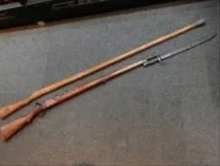 【悲報】自衛隊さん、クマ対策に謎の木の棒を持たされるｗｗｗｗｗｗｗ