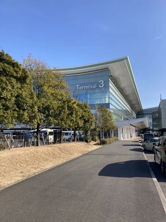【悲報】羽田空港でホームレスしてた奴の末路・・・