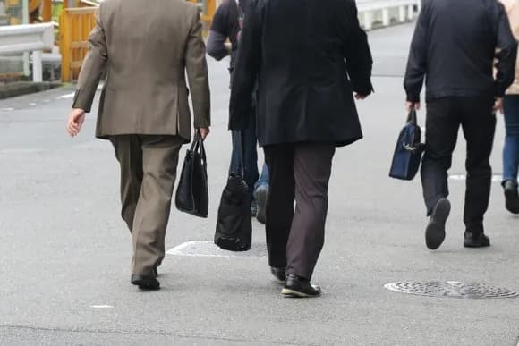 【悲報】弁護士「定時ピッタリに帰る社員。法的に100点でも協調性は0。人としての信頼残高が確実に減ってます・・・」