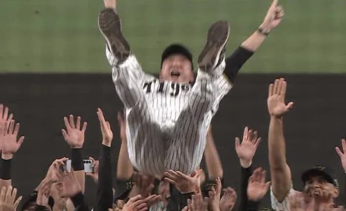 阪神タイガース、NPB最速優勝達成！！！藤川球児監督と中野選手会長が胴上げwwwwwwwww
