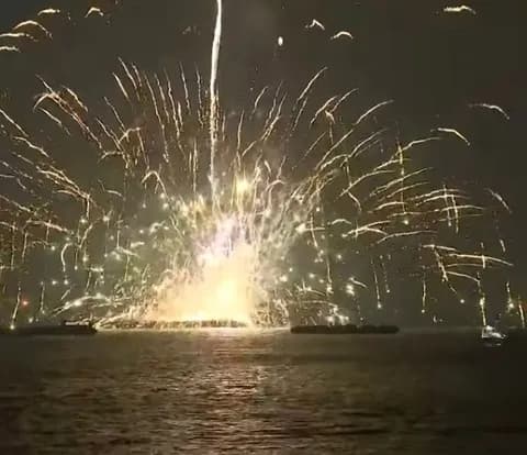 横浜・みなとみらいの花火大会　打ち上げの台船で火事　大会は中止に…