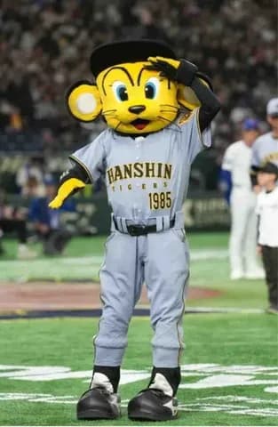 歓喜の裏で阪神マスコット・トラッキーが負傷　お立ち台につまづき才木浩人にいじられる「トラッキーかわいいwww」