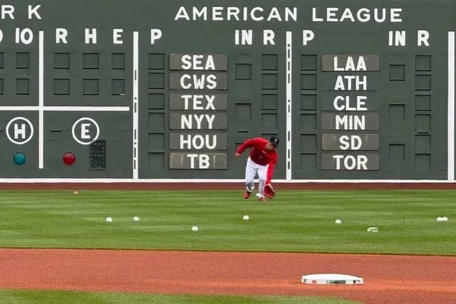 【悲報】 吉田正尚、遠投18メートル