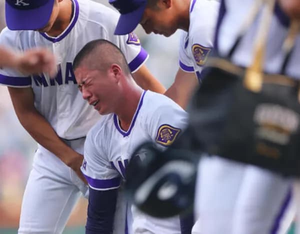 金足農・吉田大輝が泣き崩れる...5回途中から登板も2年連続初戦敗退　"兄超え"ならず