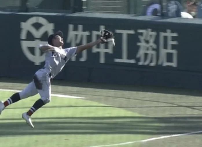 横浜vs県岐阜商の『捕球でサヨナラ負けが確定する例の疑惑』のGIF、普通にファールだった
