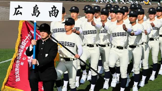 広島商業の野球部、カープDeNA戦のパフォ席で最高の応援を披露！〝圧倒的声量〟で選手も感謝の一礼