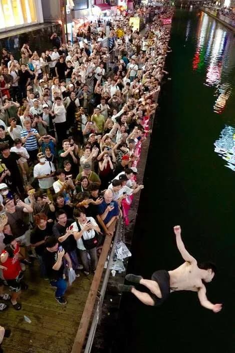 阪神優勝　道頓堀ダイブ止まらず混乱　29人がダイブ　響く「河童」コール…　警察幹部「止めきれない」浮き輪で救助も
