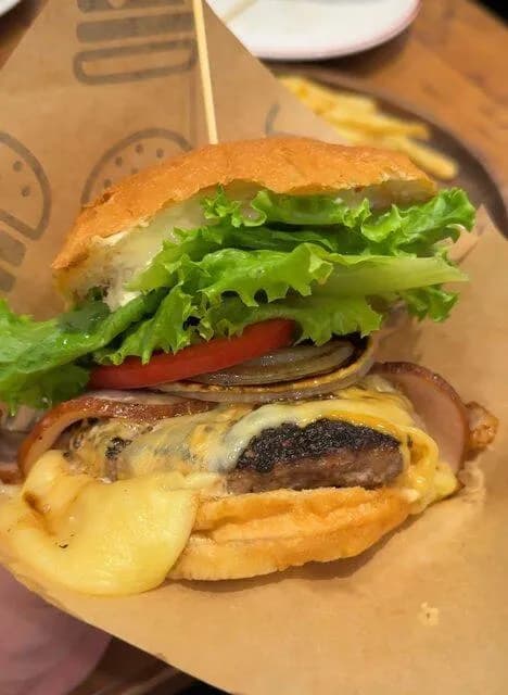 【画像】このクラスのハンバーガーが食べ放題という大盤振る舞いｗｗｗｗｗｗｗｗ