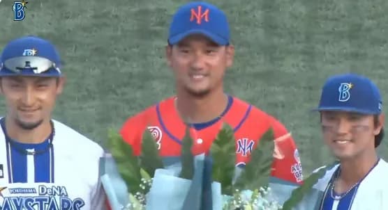 三上朋也投手、古巣DeNAとの最終戦で花束贈呈と胴上げが行われる