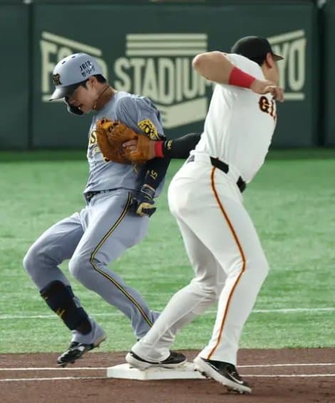 岡本和真　初回の交錯プレーで負傷交代　左腕が逆方向にグニャリ…数分間もん絶