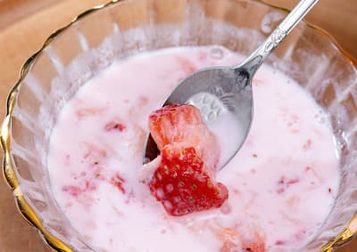 いちごをスプーンで潰して砂糖かけて牛乳かけるとおいしいよ