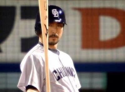 小笠原道大　.310(2120安打) 378本 首位打者2回 本塁打王1回 打点王1回 最高出塁率1回 最多安打2回