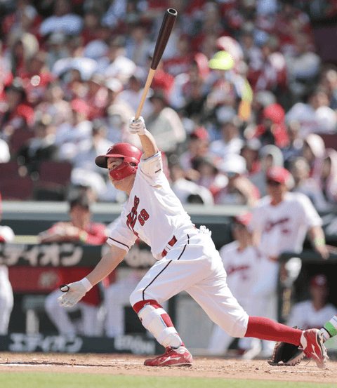 カープ移籍後初スタメンの山足達也 移籍後初安打が同点タイムリー ヒーローインタビューを受ける活躍！