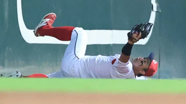 カープ末包が超ダイビングキャッチ！4番が守備でも好プレー！！