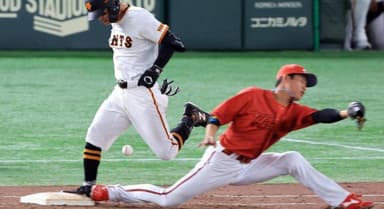 カープ〝激痛〟サヨナラ負けで4連敗＆3位転落。小園悪送球＆二俣捕球ミスで同点打献上。末包同点2ラン＆勝ち越し打！ハーン三者連続三振！4戦連続守乱で敗戦【広島3-4x巨人/試合結果】