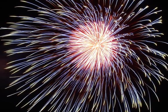 【悲報】小田原花火大会「カップル向けのベッド席(30万)用意したで！これは売れるやろなぁｗｗ」