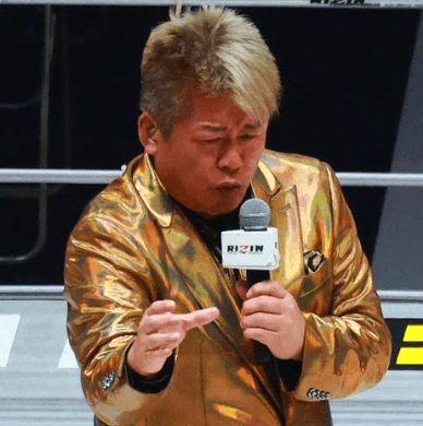 【悲報】堀江貴文氏、RIZINリングで持ち歌熱唱するも選手から「意味がわからない」と言われるｗｗｗｗ