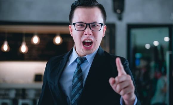 【画像】正義マン「バス運転手がSAでカレー！？サボってんじゃねえよ！」