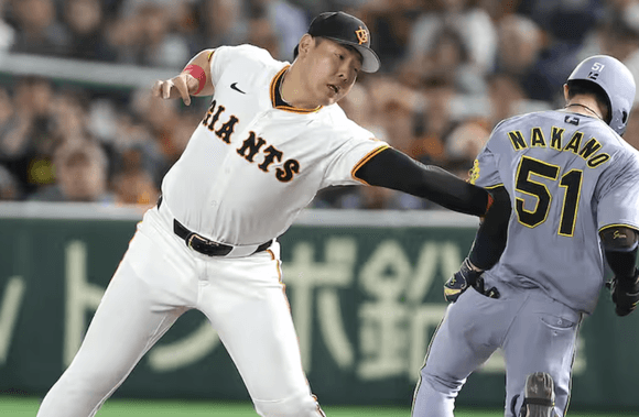 【悲報】巨人・岡本和真、再検査で「左肘靱帯損傷」全治約3カ月で巨人終了・・・・・・・