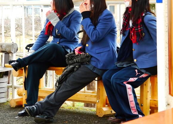 【唖然】女子生徒「はにわルック」で教諭ブチギレ →頭髪掴んで流血させるも逮捕されず・・・・・