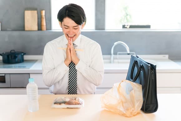 【朗報】全国の独身男性2000万人に年間3万円の『独身税』をかけるだけで給食費を無償化できるｗｗｗｗ