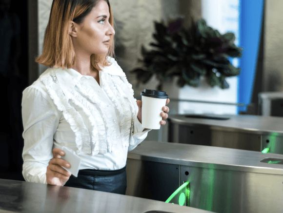 【悲報】テレワーク廃止が相次いだ結果、コーヒーバッジングとかいう文化が広まってしまう・・・・