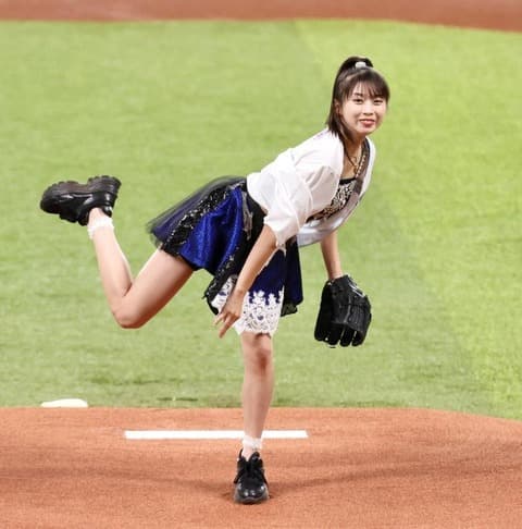 モーニング娘。’２５の牧野真莉愛が「感動だぜっ！」ファーストピッチセレモニーで見事ノーバン投球　熱烈な日本ハムファン