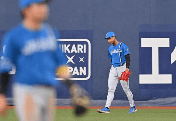 新庄監督、万波の守備に助言「守備のスランプ。いいプレーが続けば直ってくる」