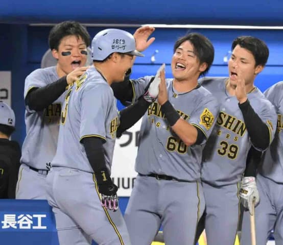 阪神　近本光司に「かわいい」の声続出　今季１号決勝弾の大山を手荒くなでなで「２人のやりとりが尊い」「大山さん可愛すぎる」