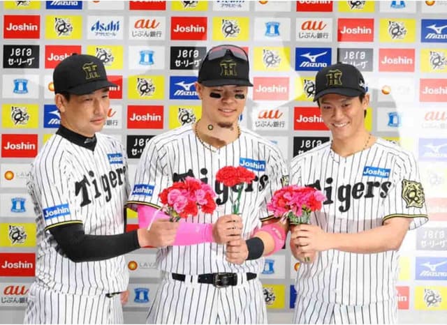 阪神・岩崎「湯浅選手ぐらいの熱い声援を僕にもください」女性ファンに珍メッセージ　輝＆伊原とお立ち台