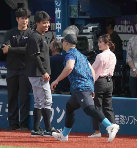 間近で目撃のＮＨＫ女子アナも爆笑「何聞こうと思ったか忘れちゃった」阪神・森下、ＤｅＮＡ・牧の寸劇公開にＳＮＳ大ウケ