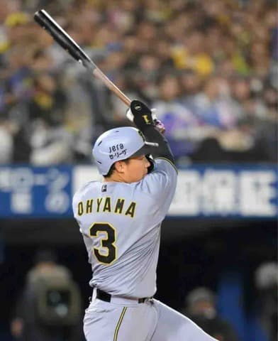 阪神　大山悠輔が待望の今季初アーチ！延長十回に値千金の勝ち越し弾　ベンチ前で笑み「自分が助ける番になりたいと思った」