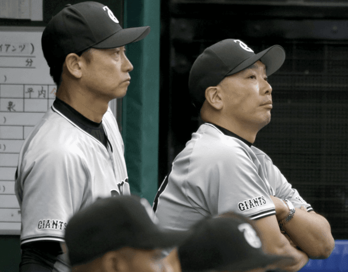 【悲報】巨人・阿部監督の1アウト1塁からのバント采配、案の定解説者から苦言されまくる…