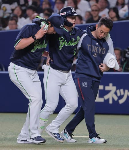 ヤクルト・長岡、歩行困難　高津監督「明日のゲームに出られるという感じではないでしょうね」